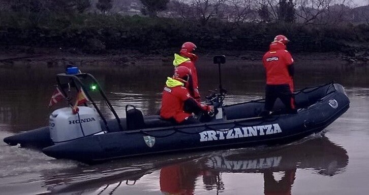 Efectivos de la Ertzaintza buscando al hombre en el río Bidasoa.