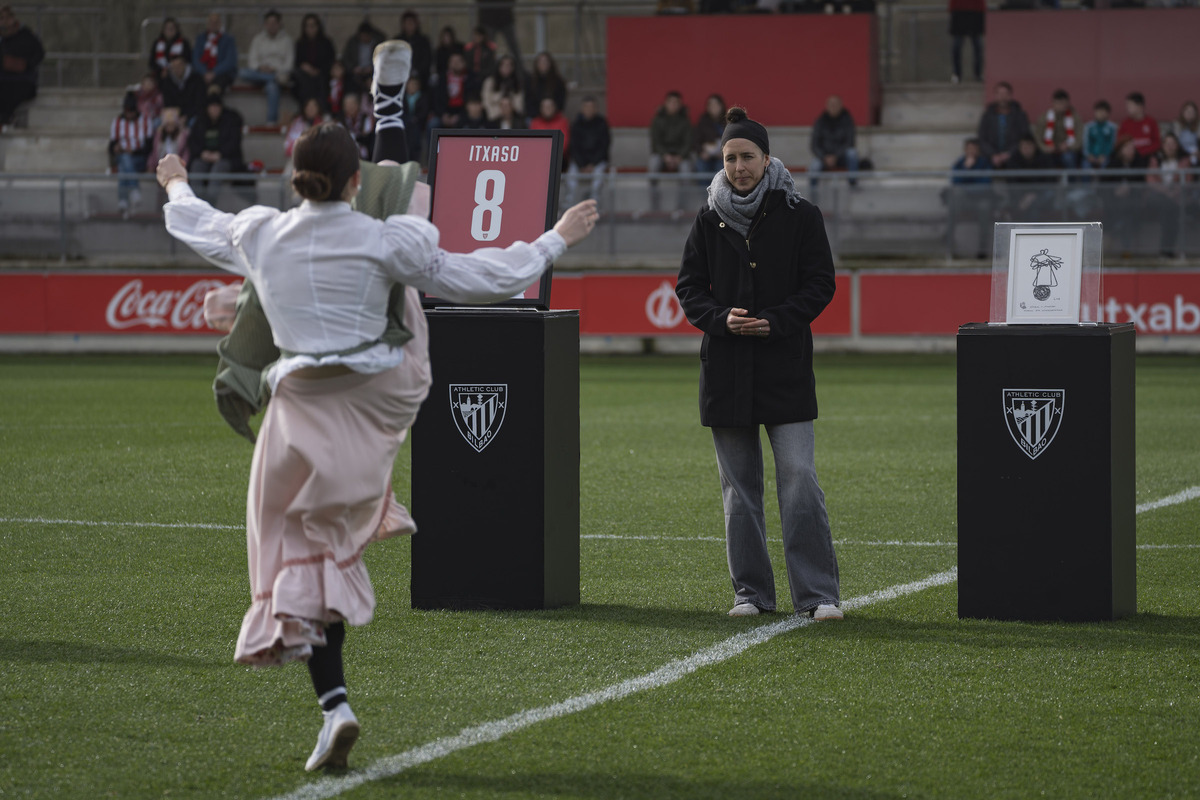 Itxaso Uriarte ha sido homenajeada en los prolegómenos del choque. (Aritz Loiola/Foku)