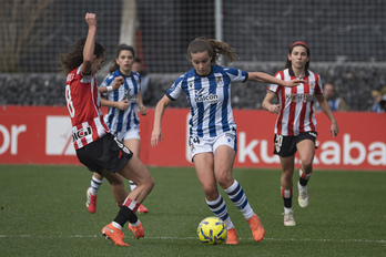Aiara, autora del primer gol txuriurdin, se lleva el balón ante Maite Zubieta en el derbi de Liga F entre Athletic y Real disputado en Zubieta.