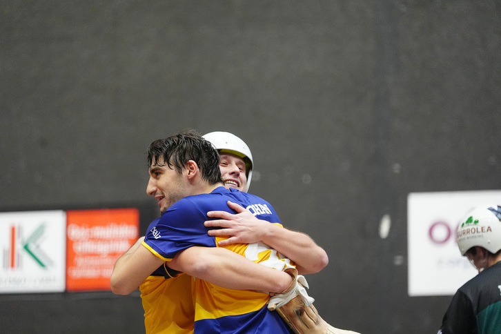 Johan eta Basque-ren arteko besarkada, Winter Series irabazi ostean.