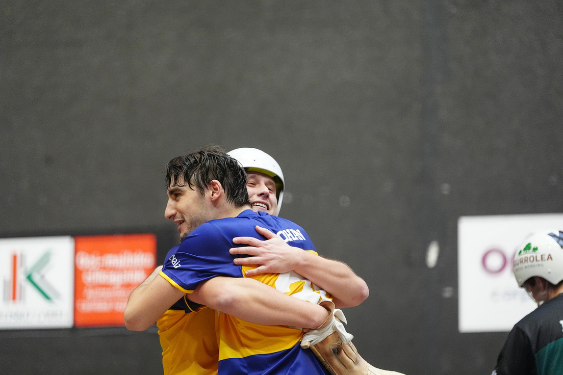 Johan eta Basque-ren arteko besarkada, Winter Series irabazi ostean.