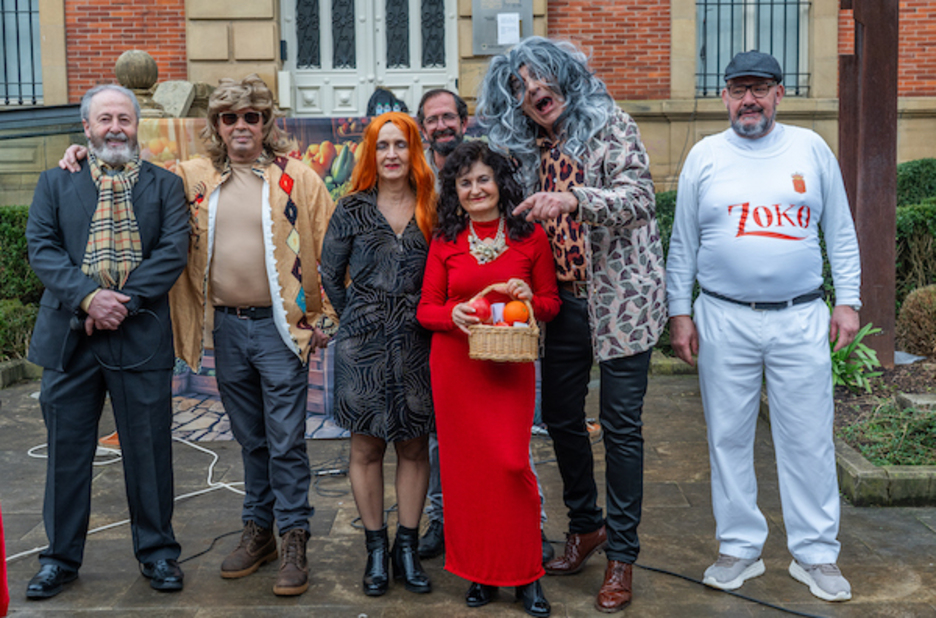 Taldean mozorrotzea hautatzen dute askok. Taldean mozorrotzea hautatzen dute askok.