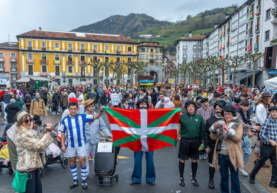 Une historikoak bergogoratu asmoz mozorrotu dira beste batzuk. Une historikoak bergogoratu asmoz mozorrotu dira beste batzuk.
