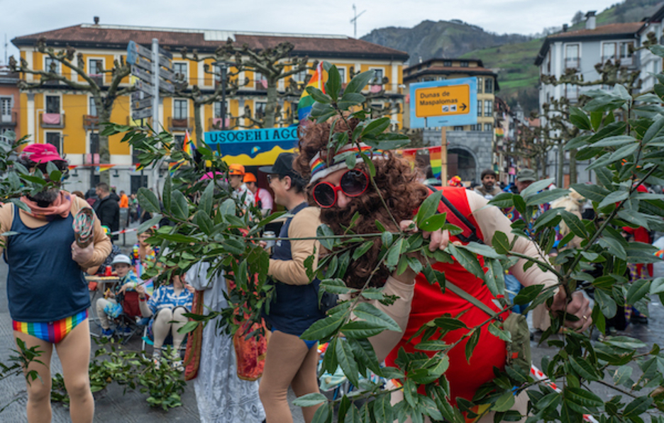 Kamerari ere erreparatu diote batzuek maskararen atzetik. Kamerari ere erreparatu diote batzuek maskararen atzetik.