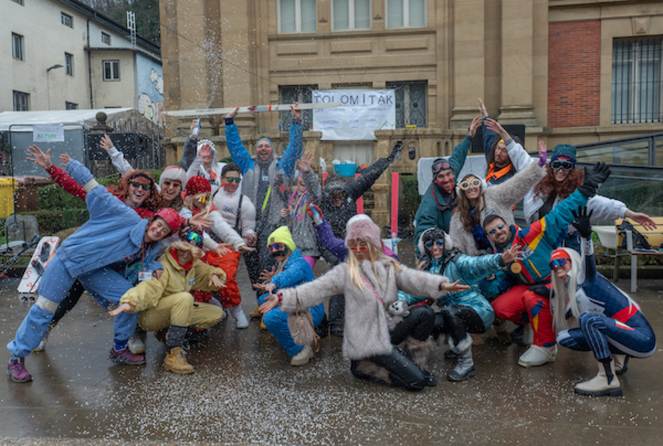 Lagun talde handiak elkartu ohi dira inauterietako igandean. Lagun talde handiak elkartu ohi dira inauterietako igandean.