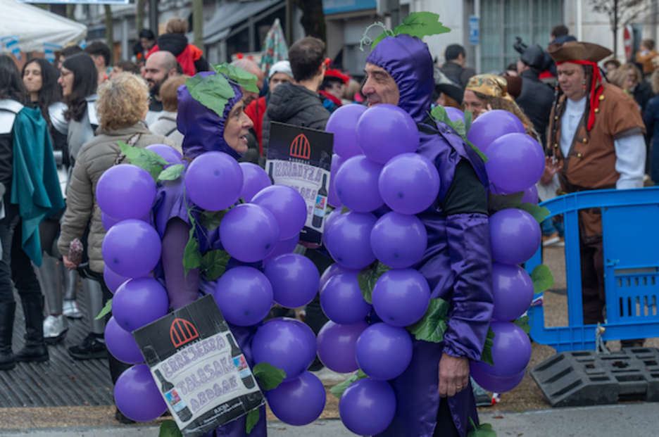 Ardo zaleak mahatsez mozorrotzea erabaki dute. Ardo zaleak mahatsez mozorrotzea erabaki dute.