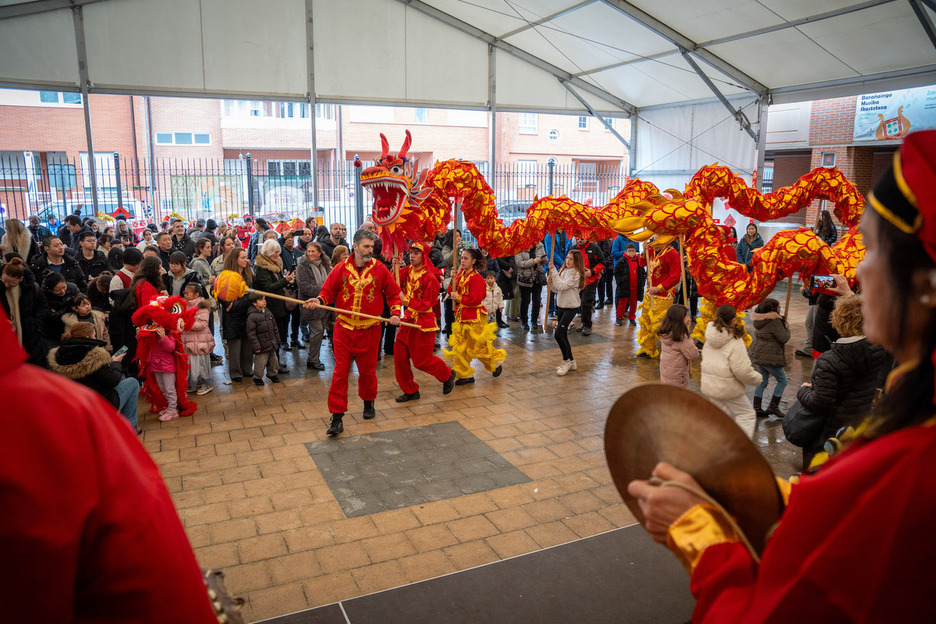 Vecinos y vecinas reunidos para celebrar el nuevo año. Vecinos y vecinas reunidos para celebrar el nuevo año.