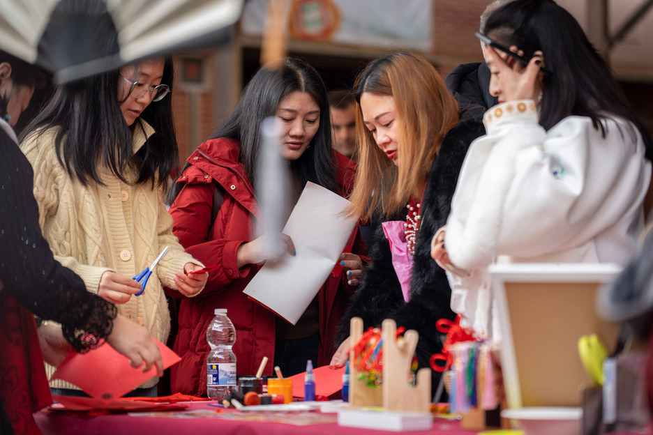 La comunidad china, reunida este domingo en Barañain. La comunidad china, reunida este domingo en Barañain.