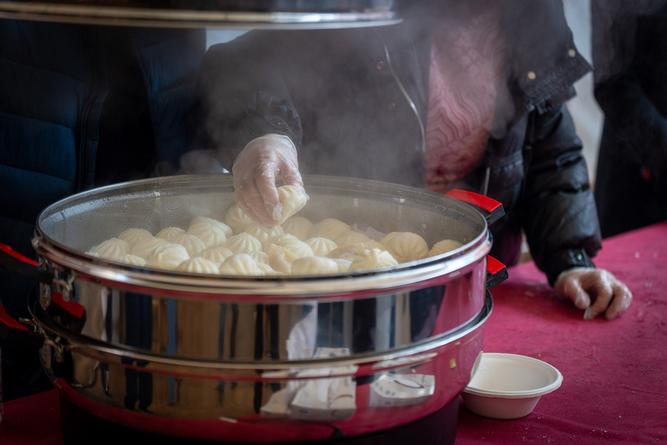 No podía faltar comida en la celebración. No podía faltar comida en la celebración.