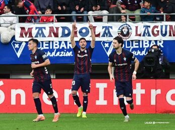 Martón celebra su gol en el partido de Segunda entre Eibar y Racing en Ipurua.