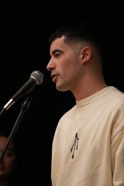 Peru Abarrategi, igande honetan Laudion kantuan.