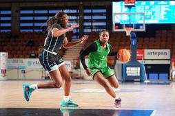 Dembele trata de penetrar ante la presencia de Faye.