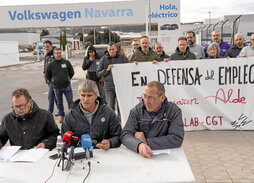 Delegados de LAB, ELA y CGT comparecen ante la planta de Landaben para denunciar la actitud de la dirección, UGT y CCOO.