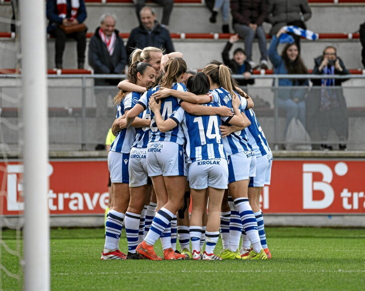 Cahynová cabecea un balón aéreo. A la derecha, las donostiarras celebran un gol.