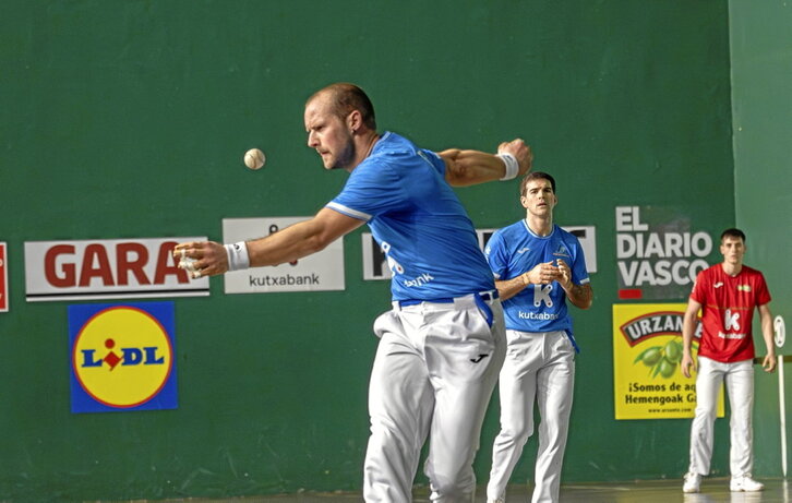 Aitor Elordi, sakea ateratzen, atzo, Altsasuko Burunda pilotalekuan.