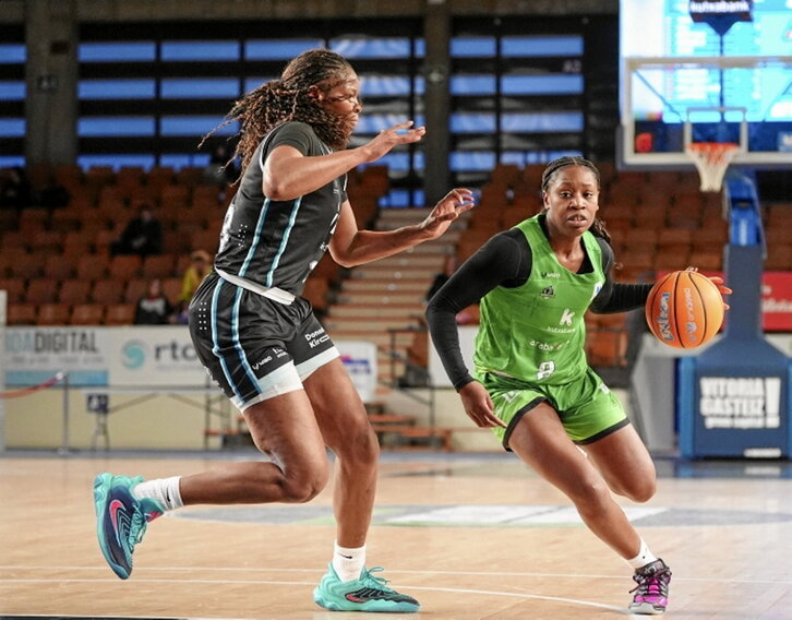 Dembele trata de penetrar ante Faye.