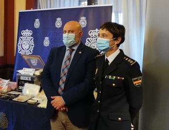 La comisaria Nuria Mazo (a la derecha en la notificación de una operación antidroga en Iruñea) es señalada por el SUP y defendida por Jupol.