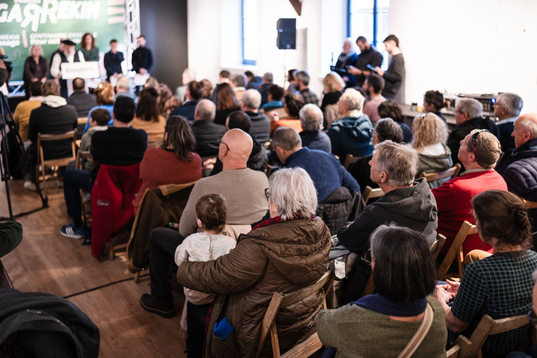 Herritar an utz bikdu ziren Urruña Elgarrekin hautagaitzak antolaturiko aurkezpen ekitaldian.