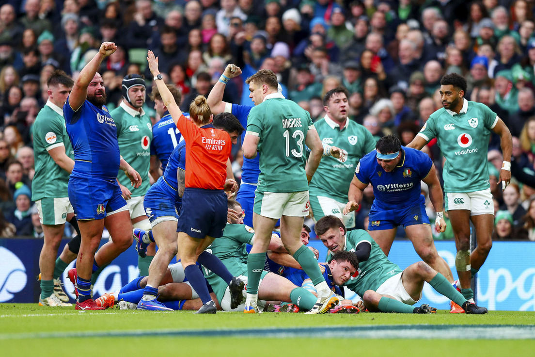 Hollie Davidson, primer mujer en pitar un choque del Seis Naciones masculino, concede el ensayo del italiano Nicotera en el Aviva Stadium de Dublín.