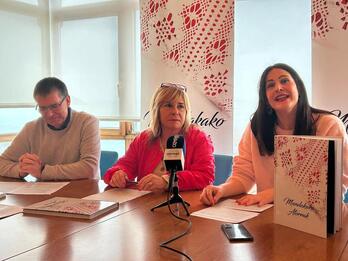 ‘Mundakako ATorrak’ argitalpenaren aurkezpena, irudian.