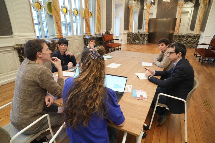 Encuentro sobre vivienda celebrado por EH Bildu en Hernani.