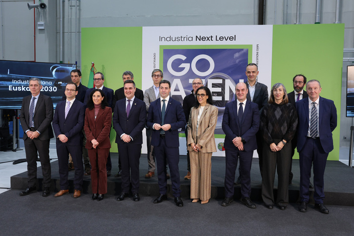 Pradales y otros miembros de su gobierno, junto a responsables de ITP Aero, este lunes en Zamudio.
