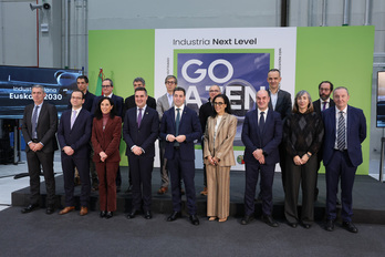 Pradales y otros miembros de su gobierno, junto a responsables de ITP Aero, este lunes en Zamudio.