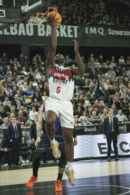 Eugene Omoruyi, brillante en el derbi del Bilbao Arena.
