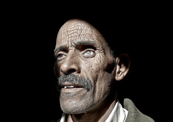 Abriendo el reportaje, Dajha, exmilitar del Frente Polisario y desminador. Perdió el ojo izquierdo y algunos dedos durante la desactivación de una mina cerca de Tifariti, en el Territorio Liberado del Sahara Occidental.