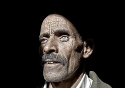 Abriendo el reportaje, Dajha, exmilitar del Frente Polisario y desminador. Perdió el ojo izquierdo y algunos dedos durante la desactivación de una mina cerca de Tifariti, en el Territorio Liberado del Sahara Occidental.