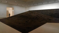 La instalación «Sorgin», de la artista colombiana Delcy Morelos, es una de las piezas que integran la exposición «Artes de la Tierra» y hasta mayo se pueden ver en el Museo Guggenheim de Bilbo.