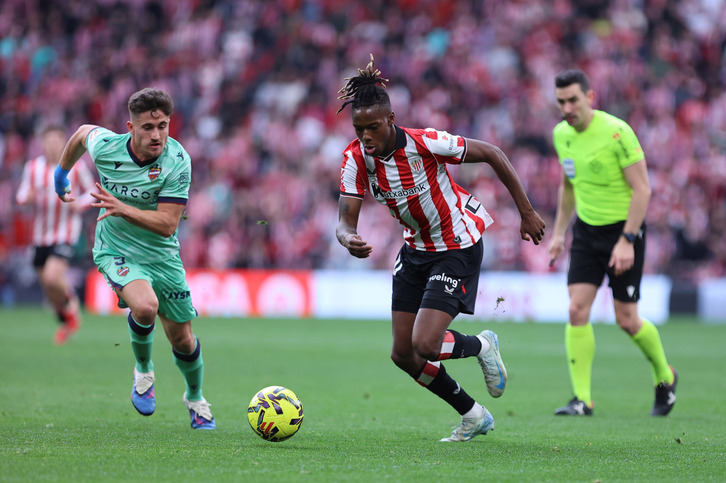 Nico Williams conduce el balón en el reciente choque frente al Levante.