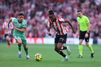 Nico Williams conduce el balón en el reciente choque frente al Levante.