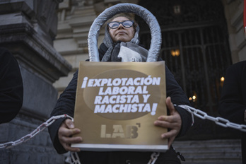 LAB sindikatuak gaia salatzeko egin zuen agerraldiko irudia.