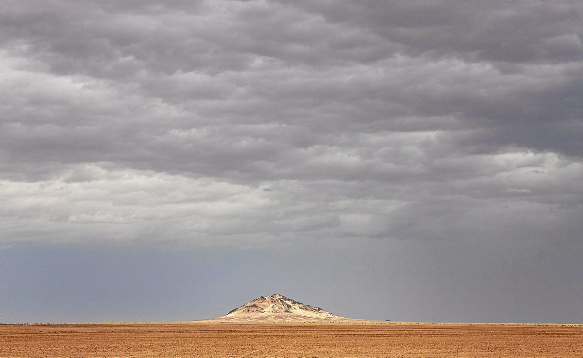 La Montaña Blanca, en las inmediaciones de Agüenit. En este lugar el Polisario empezó el primer ataque en el sur contra el Ejército español en 1974. (Andoni Lubaki | Ronak Press)