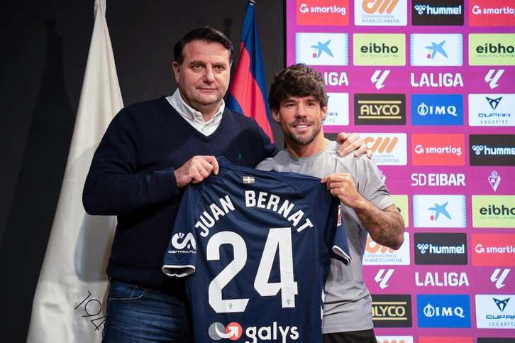 César Palacios y Juan Bernat posan en Ipurua.