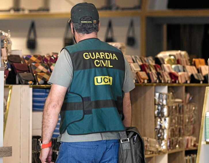 Un agente de la UCO de la Guardia Civil, durante un registro.