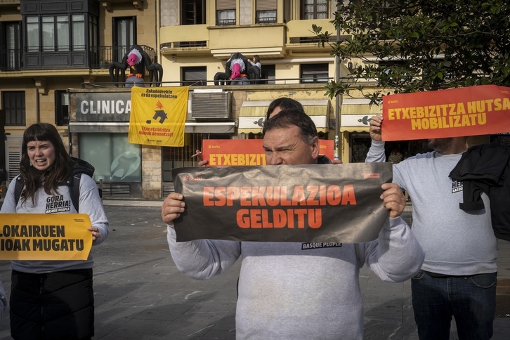 Protesta de Sortu en Gros contra el auge del precio de la vivienda en febrero de 2024