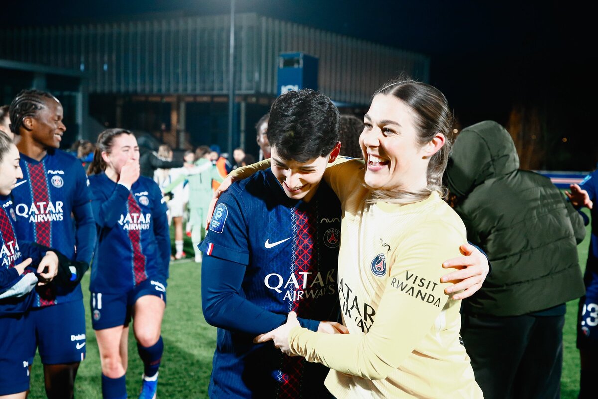De Almeida y Earps se abrazan tras superar la semifinal de la Copa de la Liga. (PSG Feminines)