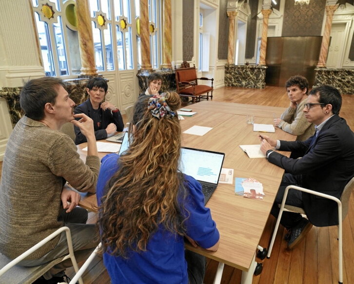 Reunión de EH Bildu en Hernani sobre vivienda.