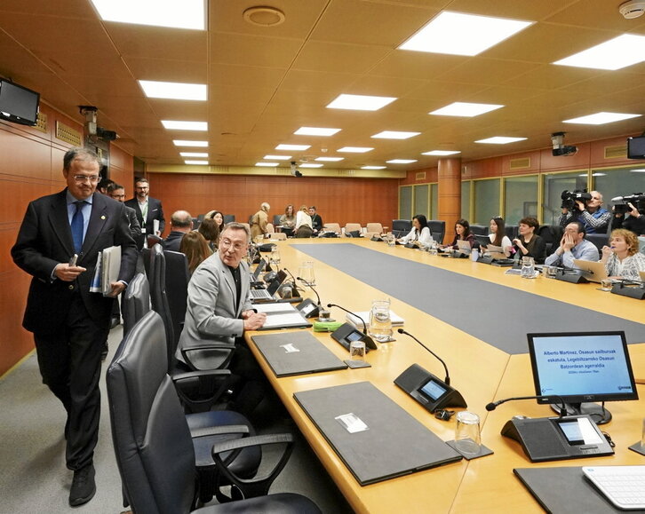 El consejero de Salud, Alberto Martínez, llega a la comisión con su equipo.