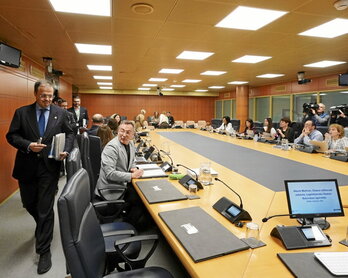 El consejero de Salud, Alberto Martínez, llega a la comisión con su equipo.