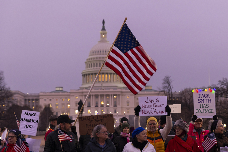 Elkarretaratzea Kapitolioaren aurrean, Trumpen jarraitzaileek egindako erasoaren urteurrenean.