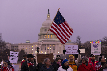  Elkarretaratzea Kapitolioaren aurrean, Trumpen jarraitzaileek egindako erasoaren urteurrenean. 