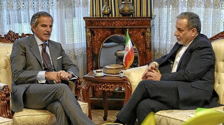 El ministro de Exteriores iraní, Abbas Araqchi (d), con el director de la AIEA, Rafael Grossi (i).