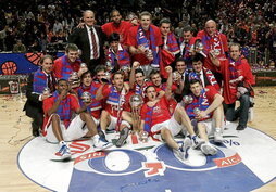 Bajo estas líneas, la foto de la última Copa conquistada hasta la fecha por Saski Baskonia, en Madrid 2009. A la derecha, Pablo Laso, MVP de aquella final, levanta la primera Copa de los gasteiztarras, en Granada 1995.