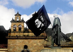 Bandera con la imagen de Torres y el Che.