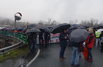 Los trabajadores, concentrados ante las dos factorías a primera hora de este martes.