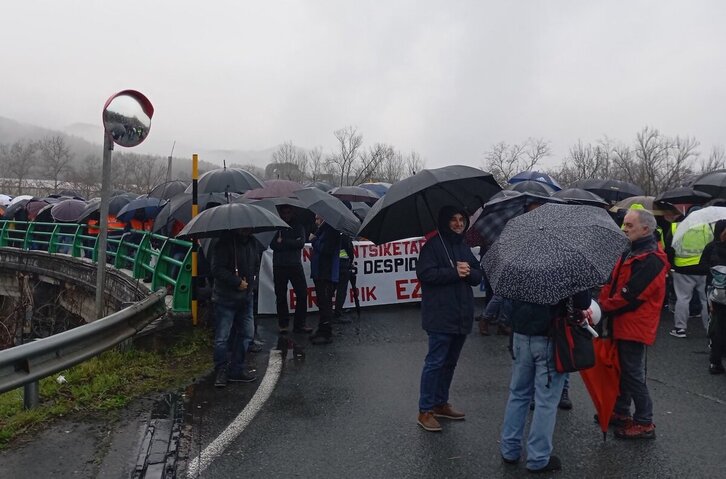 Los trabajadores, concentrados ante las dos factorías a primera hora de este martes.