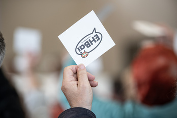 EH Baiko kide bat botoa emanez, alderdiaren biltzar nagusi batean.